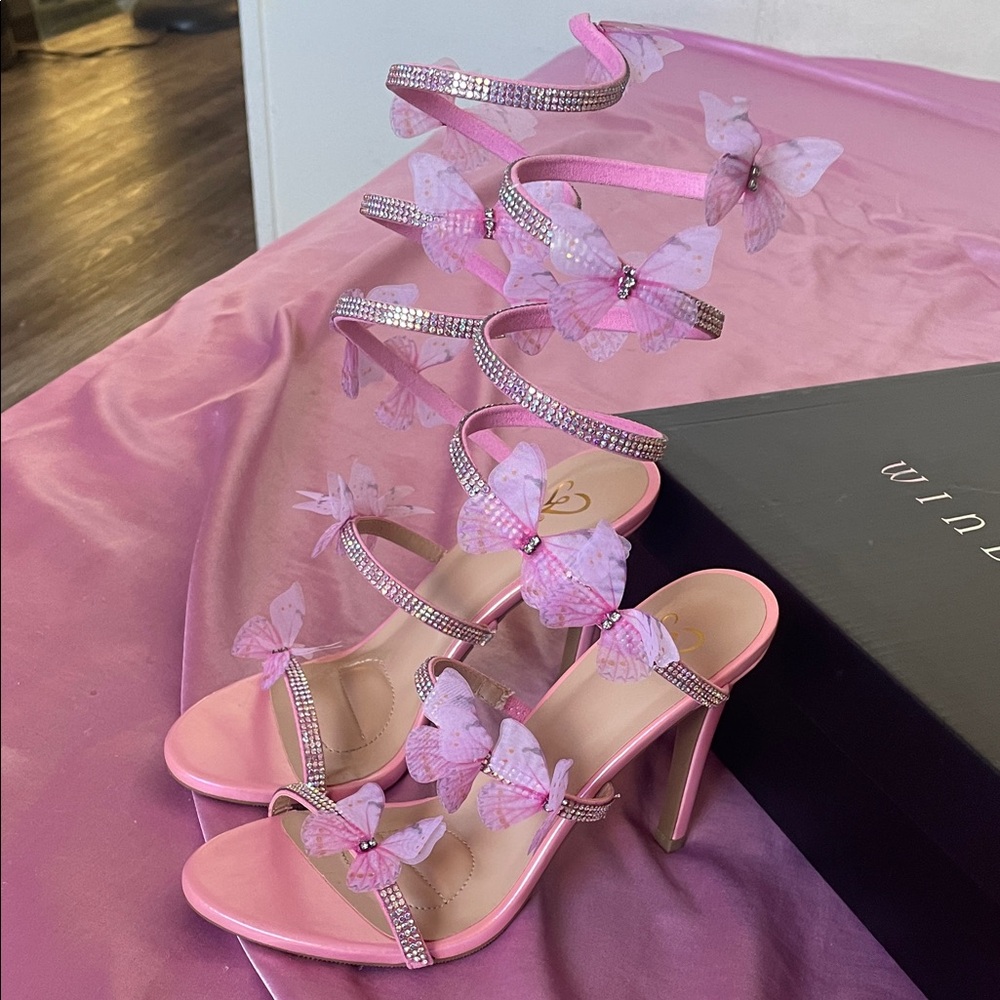NWT Windsor Pink Butterfly Spiral Heels 💖